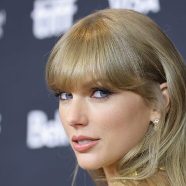 taylor-swift-must-face-trial-in-“shake-it-off”-lawsuit,-judge-rules