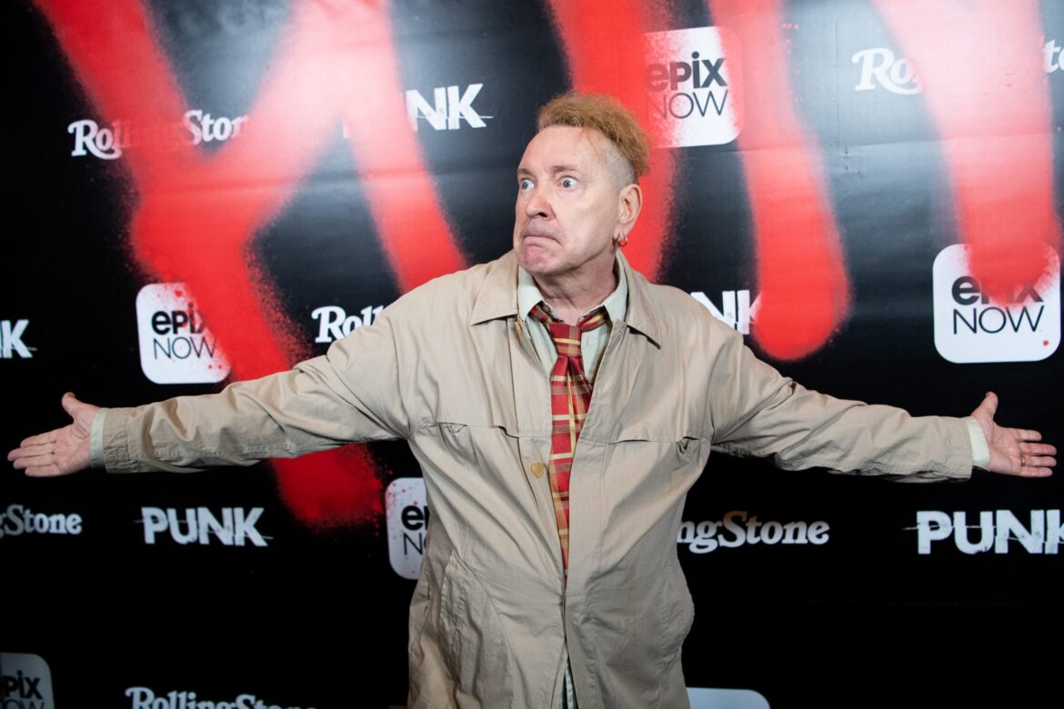 sex-pistols-respond-to-john-lydon’s-claim-they’re-tying-to-cash-in-on-the-queen’s-death