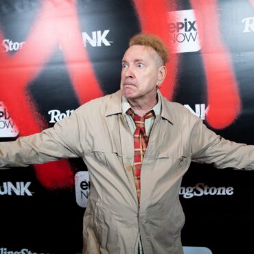 sex-pistols-respond-to-john-lydon’s-claim-they’re-tying-to-cash-in-on-the-queen’s-death