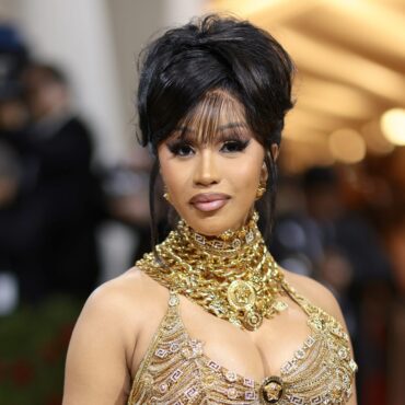 cardi-b-gets-community-service-for-2018-strip-club-brawl