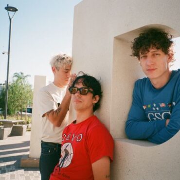 premiere:-last-dinosaurs-shares-new-single-and-video-for-“put-up-with-the-weather”