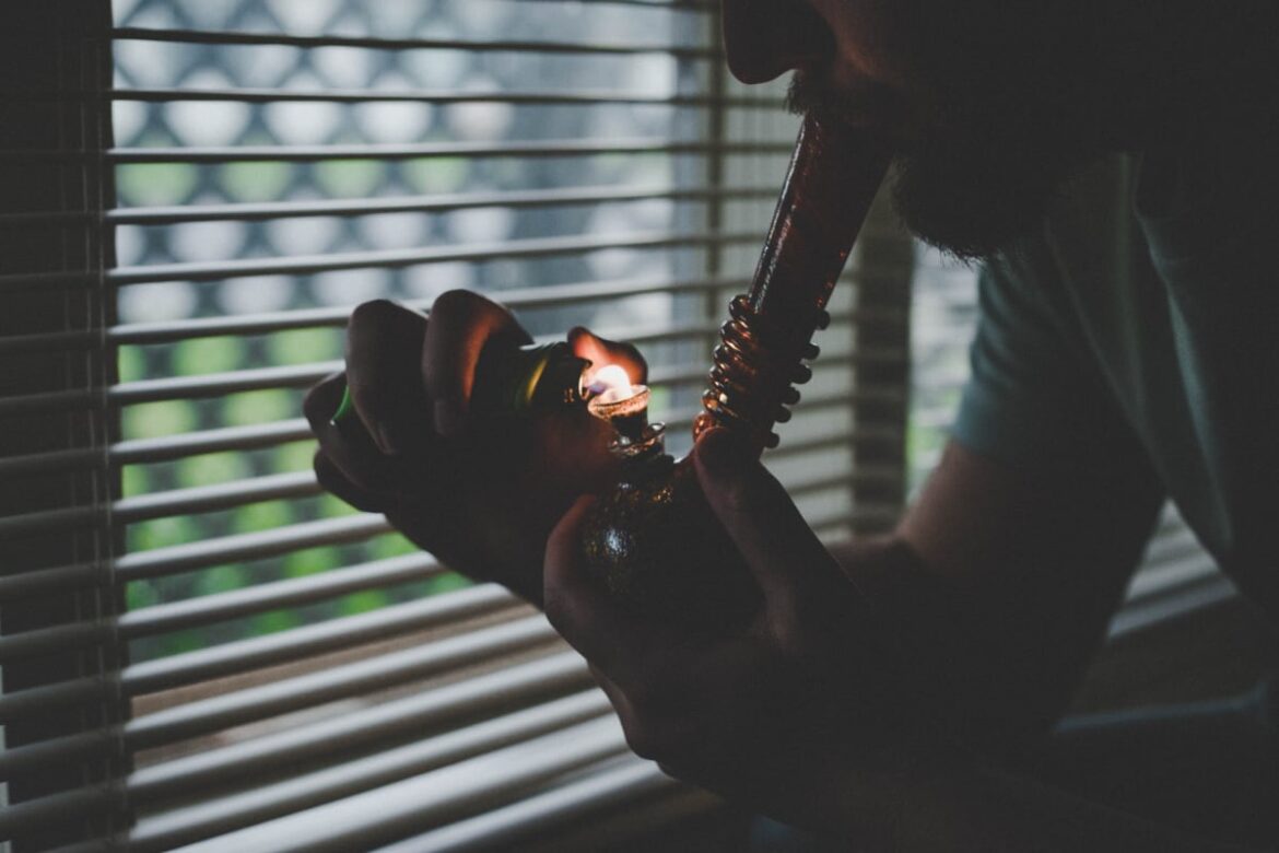 bubbler-vs-bong:-the-key-differences-and-how-to-choose-the-right-one-for-you