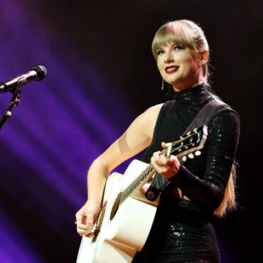 taylor-swift-explains-her-three-types-of-lyrics-in-nashville-songwriters-association-awards-speech