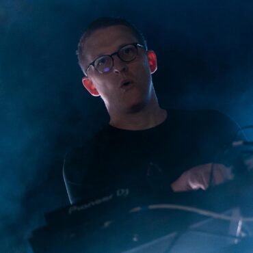 floating-points-shares-video-for-new-song-“problems”