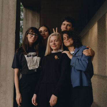 alvvays-share-new-videos-for-new-singles-“belinda-says”-and-“very-online-guy”