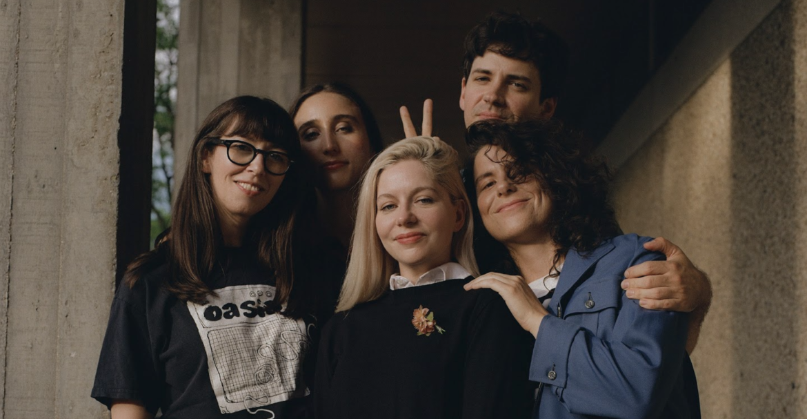 alvvays-share-new-songs-“belinda-says”-and-“very-online-guy”:-listen