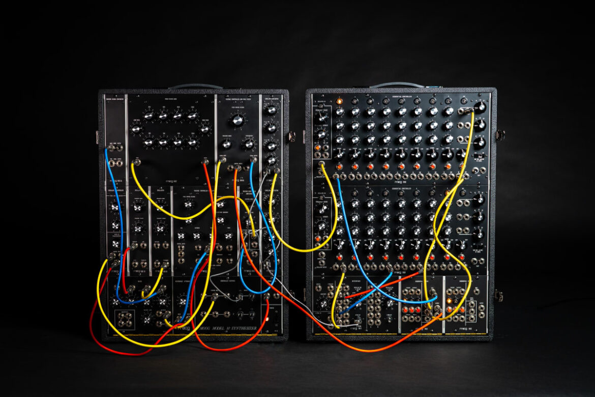 moog-brings-its-classic-model-10-synthesizer-back-into-production