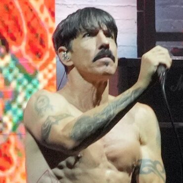 red-hot-chili-peppers-nod-to-eddie-van-halen-with-new-song