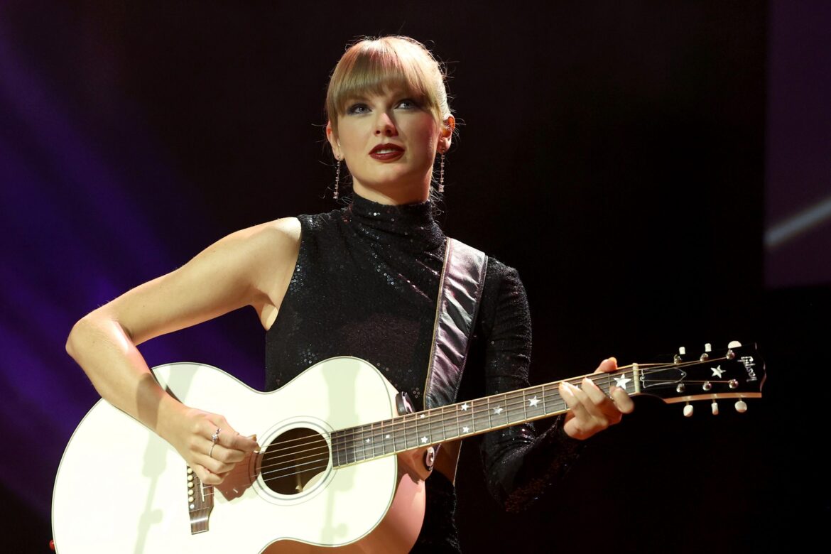 taylor-swift-will-headline-the-2023-super-bowl-halftime-show:-report