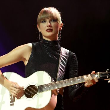 taylor-swift-will-headline-the-2023-super-bowl-halftime-show:-report