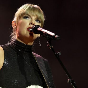 taylor-swift-turns-down-offer-to-play-2023-super-bowl-halftime-show