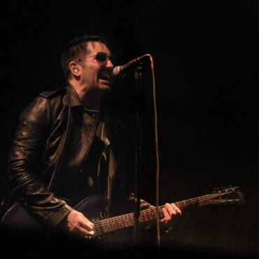 watch-nine-inch-nails-cover-filter’s-“hey-man-nice-shot”-with-richard-patrick-and-other-former-nin-members