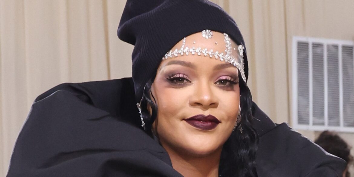 rihanna-performing-at-2023-super-bowl-halftime-show