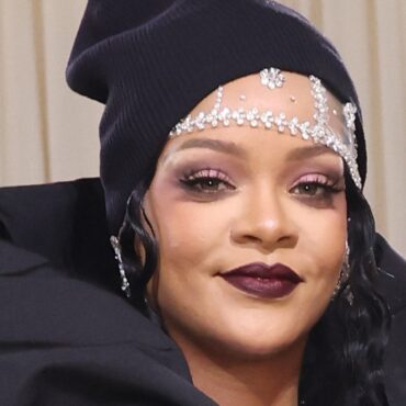 rihanna-performing-at-2023-super-bowl-halftime-show