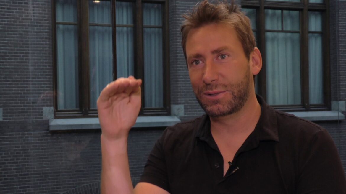 nickelback-singer-exposes-haters-as-frauds-at-show