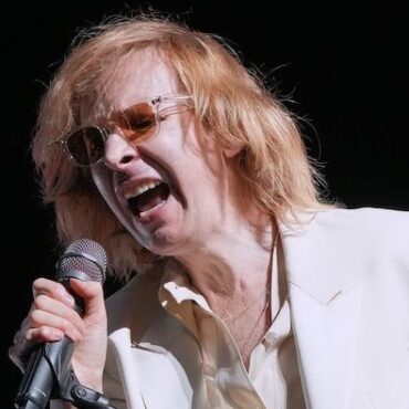 beck-covers-neil-young’s-“old-man”-for-sunday-night-football-promotion:-listen