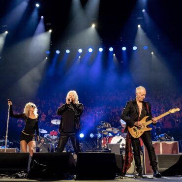 miley-cyrus,-foo-fighters,-and-def-leppard-do-“photograph”-at-taylor-hawkins-tribute-concert-in-la.