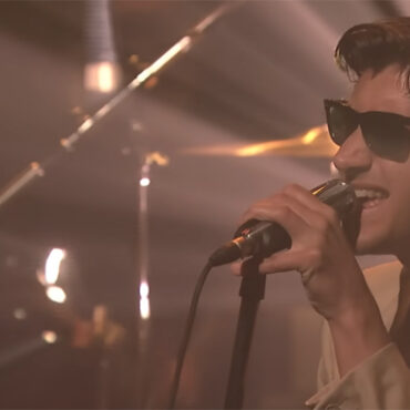 watch-arctic-monkeys-perform-“body-paint”-on-“the-tonight-show-starring-jimmy-fallon”