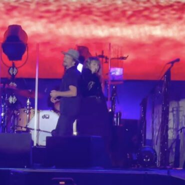 watch-stevie-nicks-&-eddie-vedder-sing-“stop-draggin’-my-heart-around”-at-ohana-fest