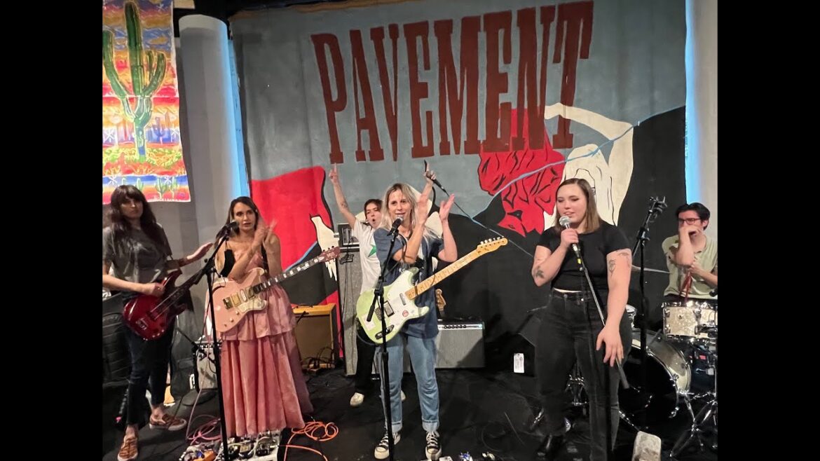 watch-snail-mail,-soccer-mommy,-bully,-&-speedy-ortiz-cover-pavement-at-pavement-museum-pop-up