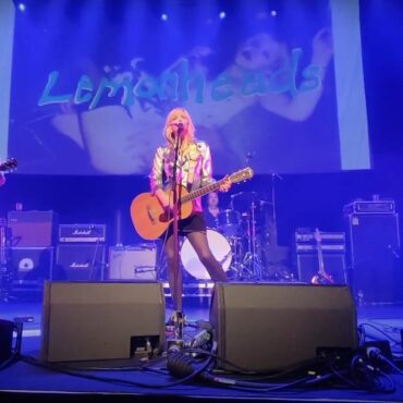 watch-courtney-love-join-the-lemonheads-on-“into-your-arms”-in-london