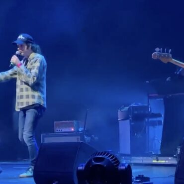 watch-kurt-vile-join-pavement-for-“zurich-is-stained”-in-philadelphia