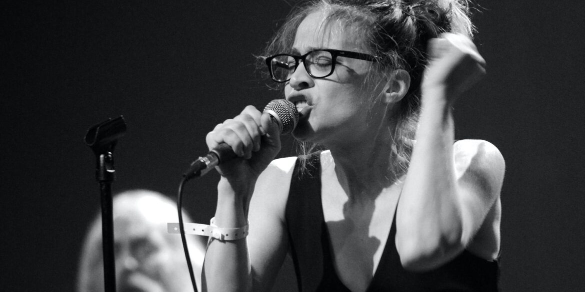 fiona-apple-shares-new-song-“where-the-shadows-lie”-for-the-lord-of-the-rings:-the-rings-of-power:-listen