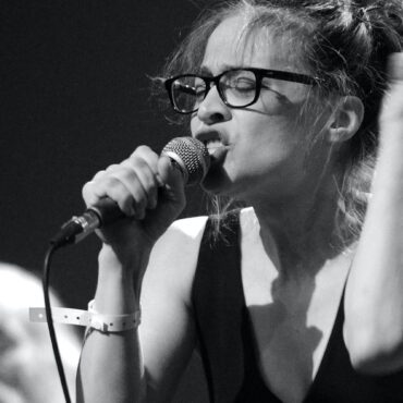 fiona-apple-shares-new-song-“where-the-shadows-lie”-for-the-lord-of-the-rings:-the-rings-of-power:-listen