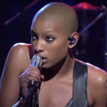 watch-willow-perform-“curious/furious”-and-“ur-a-stranger”-on-snl
