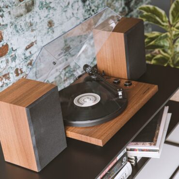 crosley-c62b-shelf-system-review:-a-budget-record-player-bundle-that-lives-up-to-the-crosley-name