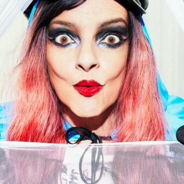 nina-hagen-announces-new-album-unity,-shares-“16-tons”-video:-watch