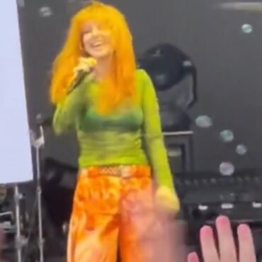 paramore’s-hayley-williams-sang-happy-birthday-to-flea-at-acl