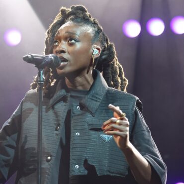 little-simz-wins-2022-mercury-prize-for-sometimes i-might-be-introvert
