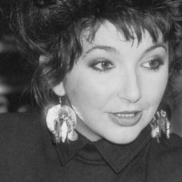 kate-bush-eulogizes-robbie-coltrane:-“we’ve-lost-one-of-our-great-treasures”