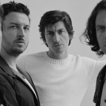 watch-arctic-monkeys’-video-for-new-song-“i-ain’t-quite-where-i-think-i-am”