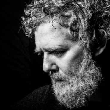 glen-hansard-shares-video-for-new-single-“take-heart”-(feat.-marketa-irglova-and-ukrainian-action)