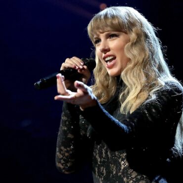 taylor-swift-shares-new-teaser-for-midnights-music-videos:-watch