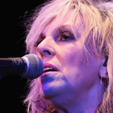 lucinda-williams-announces-memoir,-don’t-tell-anybody-the-secrets-i-told-you