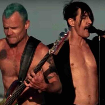 red-hot-chili-peppers-fired-member-right-before-show