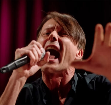 watch-suede,-arctic-monkeys,-and-hot-chip-perform-on-“later…-with-jools-holland”