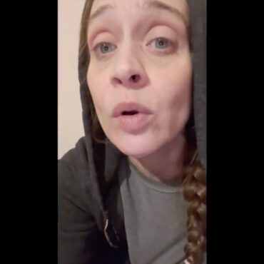 avid-court-watcher-fiona-apple-shares-video-message-about-breach-of-constitutional-rights:-“it-really-seems-like-they’re-retaliating-against-us”