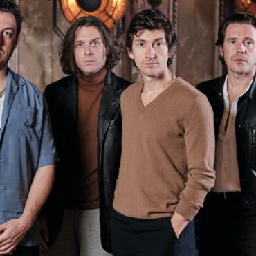 arctic-monkeys-steer-the-car-to-uk-tv-circuit:-watch