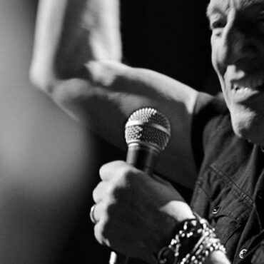 bruce-springsteen-shares-video-for-new-“don’t-play-that-song”-cover:-watch