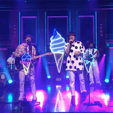 tegan-and-sara-perform-“i-can’t-grow-up”-on-“jimmy-fallon”