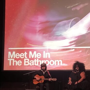 watch-moldy-peaches-reunite-for-the-first-time-in-11-years-at-meet-me-in-the-bathroom-doc-premiere