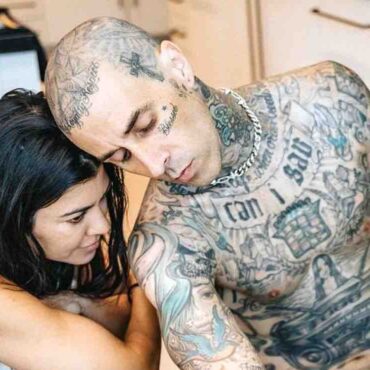 travis-barker-shows-kardashian-feet-in-bedroom-photo