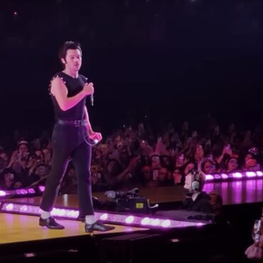 watch-harry-styles-cover-“hopelessly-devoted-to-you”-in-costume-as-grease‘s-danny-zuko