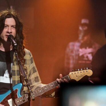 watch-kurt-vile-&-the-violators-perform-“hey-like-a-child”-on-seth-meyers