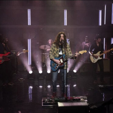 kurt-vile-performs-“hey-like-a-child”-on-“seth-meyers”