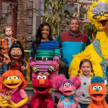 watch-mickey-guyton-sing-with-elmo-on-sesame-street